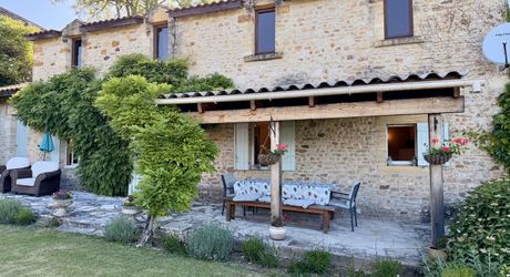Ensemble en pierre de trois gîtes et une maison principale avec vue panoramique sur la vallée de la Dordogne.