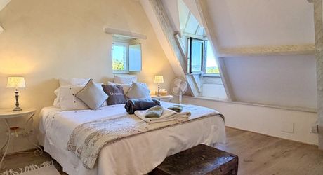 Ensemble en pierre de trois gîtes et une maison principale avec vue panoramique sur la vallée de la Dordogne.