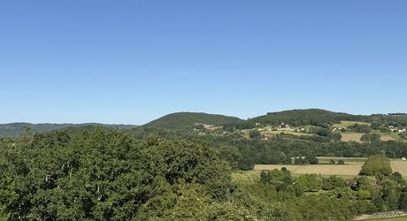 Ensemble en pierre de trois gîtes et une maison principale avec vue panoramique sur la vallée de la Dordogne.