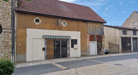 Immeuble locatif avec jardin et Garages