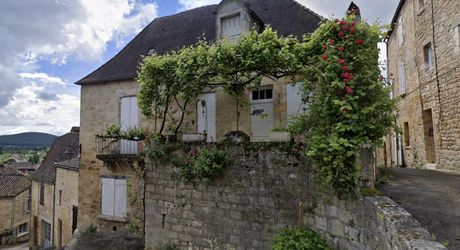 Maison au coeur d'un des plus beaux villages de France, à rénover, avec appartement indépendant et garage