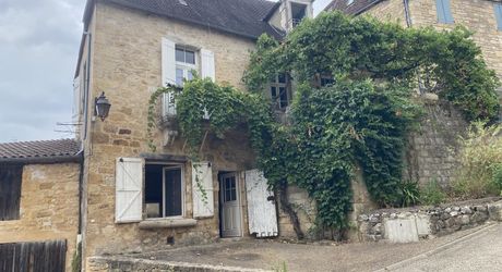 Maison au coeur d'un des plus beaux villages de France, à rénover, avec appartement indépendant et garage
