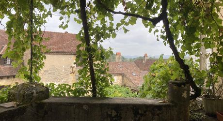 Maison au coeur d'un des plus beaux villages de France, à rénover, avec appartement indépendant et garage