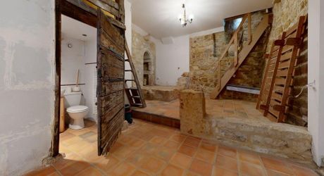 Maison au coeur d'un des plus beaux villages de France, à rénover, avec appartement indépendant et garage