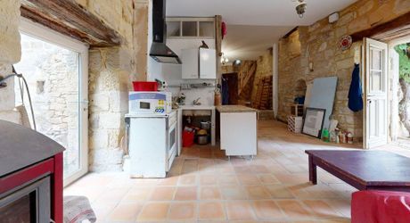 Maison au coeur d'un des plus beaux villages de France, à rénover, avec appartement indépendant et garage