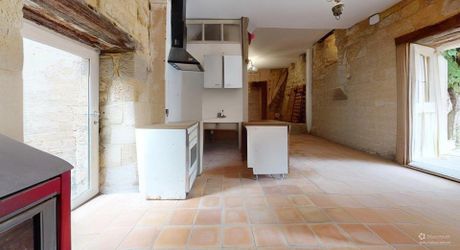 Maison au coeur d'un des plus beaux villages de France, à rénover, avec appartement indépendant et garage