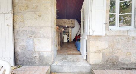 Maison au coeur d'un des plus beaux villages de France, à rénover, avec appartement indépendant et garage
