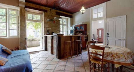 Maison au coeur d'un des plus beaux villages de France, à rénover, avec appartement indépendant et garage