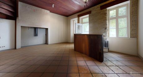 Maison au coeur d'un des plus beaux villages de France, à rénover, avec appartement indépendant et garage