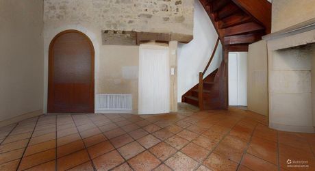 Maison au coeur d'un des plus beaux villages de France, à rénover, avec appartement indépendant et garage