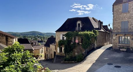 Maison au coeur d'un des plus beaux villages de France, à rénover, avec appartement indépendant et garage