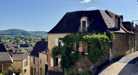 Maison au coeur d'un des plus beaux villages de France, à rénover, avec appartement indépendant et garage