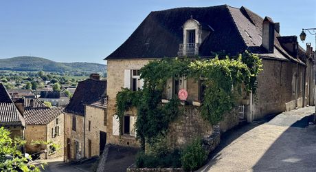 Maison au coeur d'un des plus beaux villages de France, à rénover, avec appartement indépendant et garage