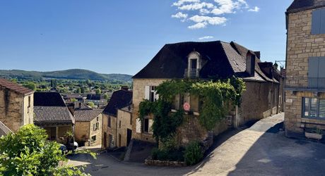 Maison au coeur d'un des plus beaux villages de France, à rénover, avec appartement indépendant et garage