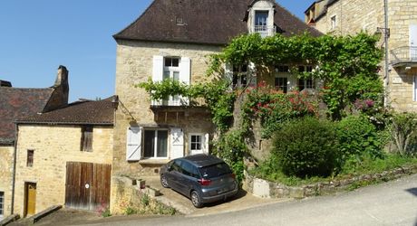 Maison au coeur d'un des plus beaux villages de France, à rénover, avec appartement indépendant et garage