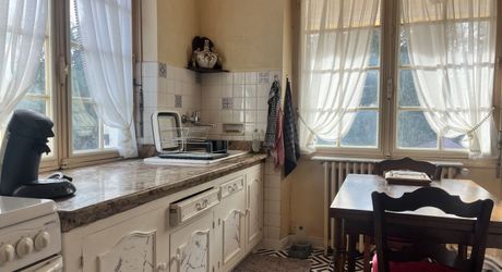 Maison de quasi plain pied à vendre proche des commerces.