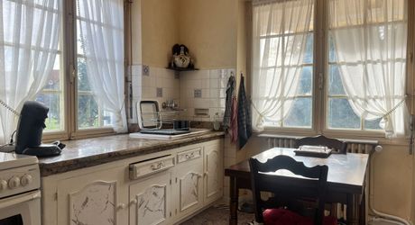 Maison de quasi plain pied à vendre proche des commerces.