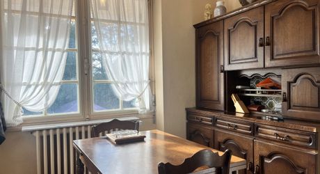 Maison de quasi plain pied à vendre proche des commerces.