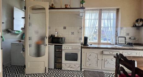 Maison de quasi plain pied à vendre proche des commerces.