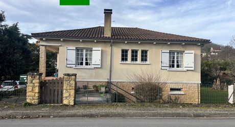 Maison de quasi plain pied à vendre proche des commerces.