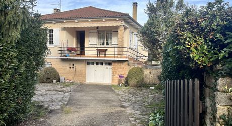 Maison de quasi plain pied à vendre proche des commerces.