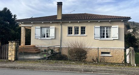 Maison de quasi plain pied à vendre proche des commerces.