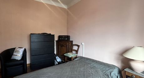 Maison de quasi plain pied à vendre proche des commerces.