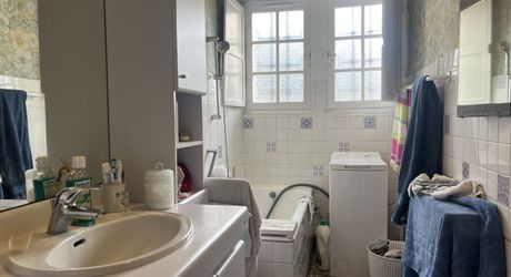 Maison de quasi plain pied à vendre proche des commerces.