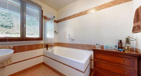 Perigordine à 3 kms du Bugue avec Piscine et parc de 4147m2