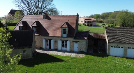 Typique ancien corps de ferme avec Maison ancienne en pierres, four à Pain, Vue dégagée et terrain de 5070m2