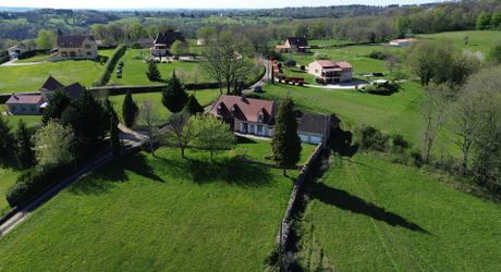 Typique ancien corps de ferme avec Maison ancienne en pierres, four à Pain, Vue dégagée et terrain de 5070m2