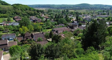 Maison ancienne à vendre à Saint Cyprien, 60m², terrain 1.098m², 2 chambres, garage, cuisine équipée. 129 600 €.