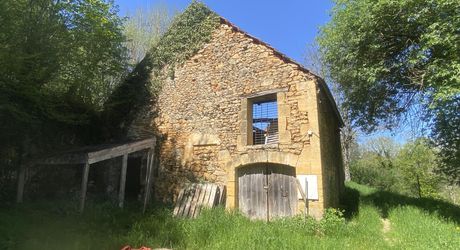Authentique maison en pierre avec dépendances sur + de 5 hectares