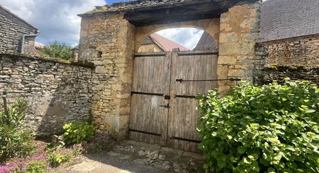 Beautiful old ensemble of two houses with swimming pool in a privileged location