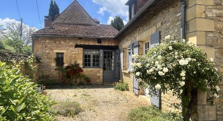 Beautiful old ensemble of two houses with swimming pool in a privileged location