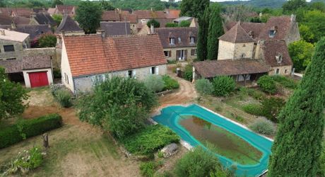 Beautiful old ensemble of two houses with swimming pool in a privileged location