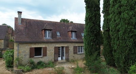 Beautiful old ensemble of two houses with swimming pool in a privileged location