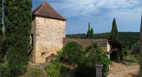 Beautiful old ensemble of two houses with swimming pool in a privileged location