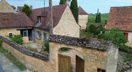 Beautiful old ensemble of two houses with swimming pool in a privileged location