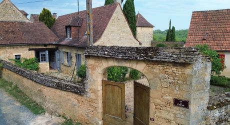 Beautiful old ensemble of two houses with swimming pool in a privileged location