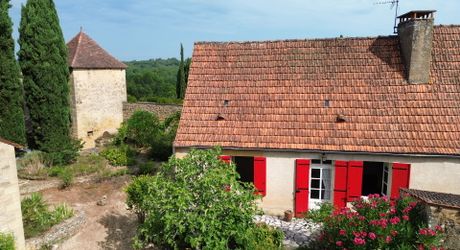 Beautiful old ensemble of two houses with swimming pool in a privileged location
