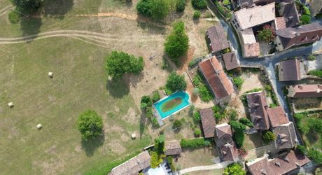 Beautiful old ensemble of two houses with swimming pool in a privileged location