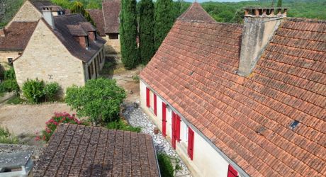 Beautiful old ensemble of two houses with swimming pool in a privileged location