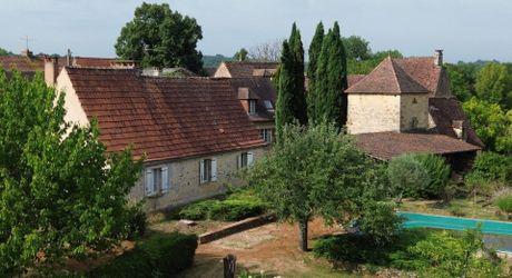 Beautiful old ensemble of two houses with swimming pool in a privileged location
