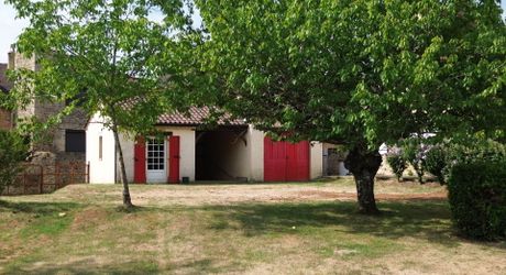 Beautiful old ensemble of two houses with swimming pool in a privileged location