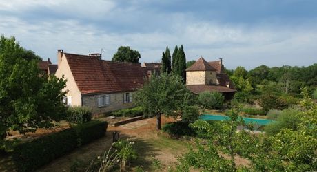 Beautiful old ensemble of two houses with swimming pool in a privileged location