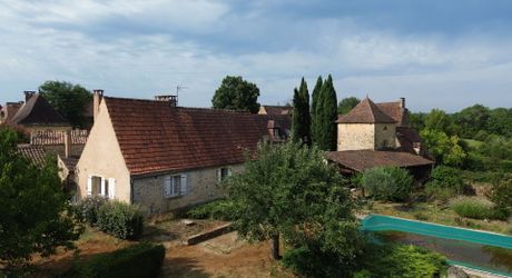Beautiful old ensemble of two houses with swimming pool in a privileged location