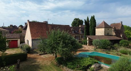 Beautiful old ensemble of two houses with swimming pool in a privileged location