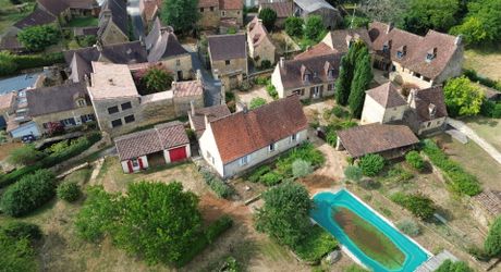 Beautiful old ensemble of two houses with swimming pool in a privileged location