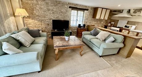 Maison ancienne meublée à louer au pied du château des Milandes, 78m², 2 chambres, piscine privée, hameau de CASTELNAUD-LA-CHAPELLE. DPE: 399 KWHep/m²an. Electrique.